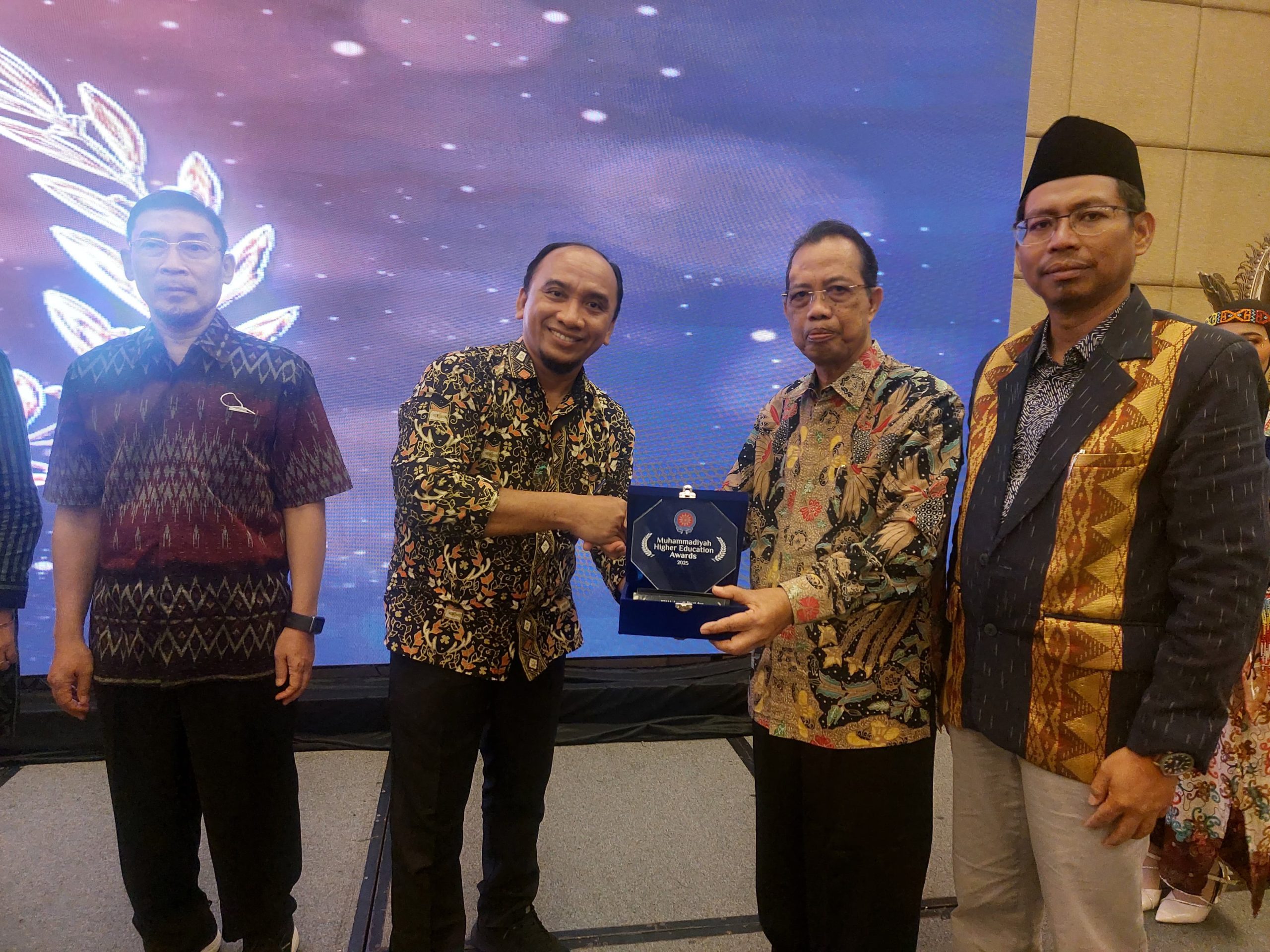 Direktur DPPM Dr Sukaris SE MSM (kedua dari kiri) menerima pengharagaan dari Majelis Pendidikan Tinggi, Penelitian, dan Pengembangan Pimpinan Pusat Muhammadiyah
